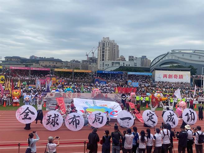 因疫情睽违3年的台积电运动会14日上午在新竹县体育场登场。（陈育贤摄）