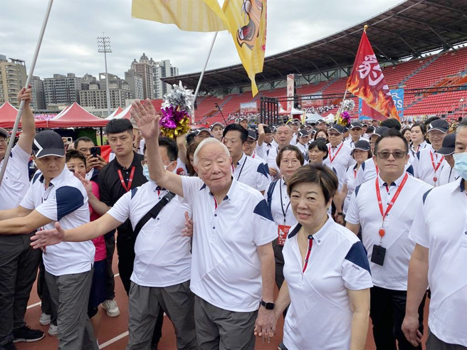 台积电创办人张忠谋（中）14日上午参加台积电运动会，他先偕同妻子张淑芬绕场向员工挥手。（陈育贤摄）