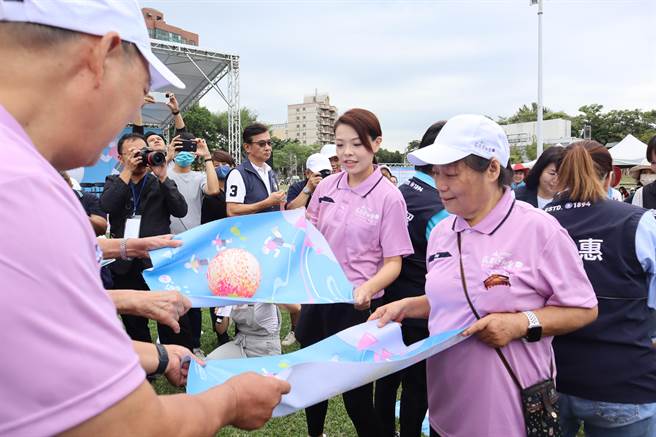 新竹市长高虹安（右二）14日在竹市田径场参加第20届长青运动会，下场小试身手，与长辈同乐。（邱立雅摄）