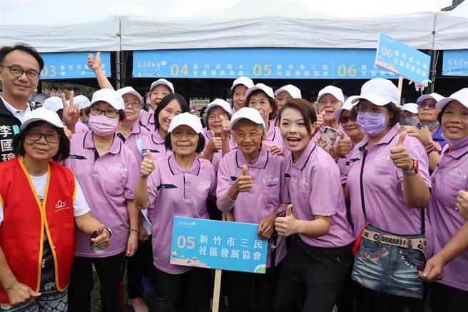 新竹市长高虹安（右三）14日在竹市田径场参加长青运动会，并与新竹市三民社区长辈们合影。（邱立雅摄）