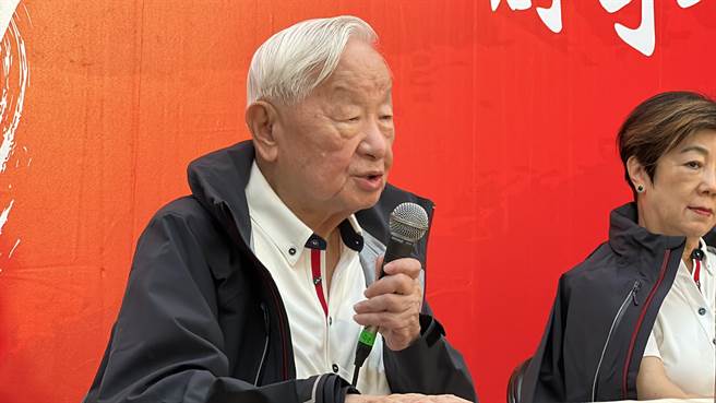 张忠谋14日上午参加台积电运动会，会后举行记者会畅谈全球半导体当前局势，他直言台积电主要的竞争对手就是来自于美国的几个竞争者。（陈育贤摄）