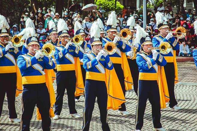 UCLA棕熊行进乐队受邀到嘉义县演出，今早在嘉义县政府前热情重现国庆大会15分钟的曲目。（吕妍庭摄）