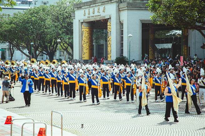 UCLA棕熊行进乐队受邀到嘉义县演出，今早在嘉义县政府前热情重现国庆大会15分钟的曲目。（吕妍庭摄）