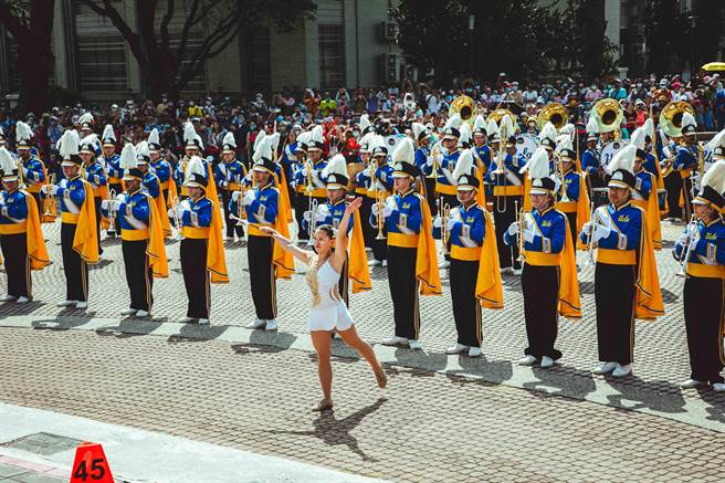 今早128人百人规模棕熊行进乐队与街舞培训队、东石国中及竹崎高中轮番演出。（吕妍庭摄）