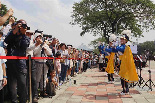 UCLA棕熊行进队队形变化整齐，轻松、充满活力的表演型态，让民眾看得目不转睛，直呼精彩。（吕妍庭摄）