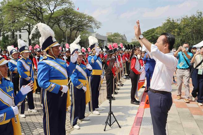 嘉义县长翁章梁在演出后，跑到演出团队前致谢。（吕妍庭摄）