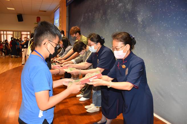 慈济苗栗联络处14日上午发放弱势学生新芽奖学金，共有220名学生受奖。（谢明俊摄）