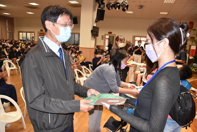慈济苗栗联络处14日上午发放弱势学生新芽奖学金，共有220名学生受奖。（谢明俊摄）