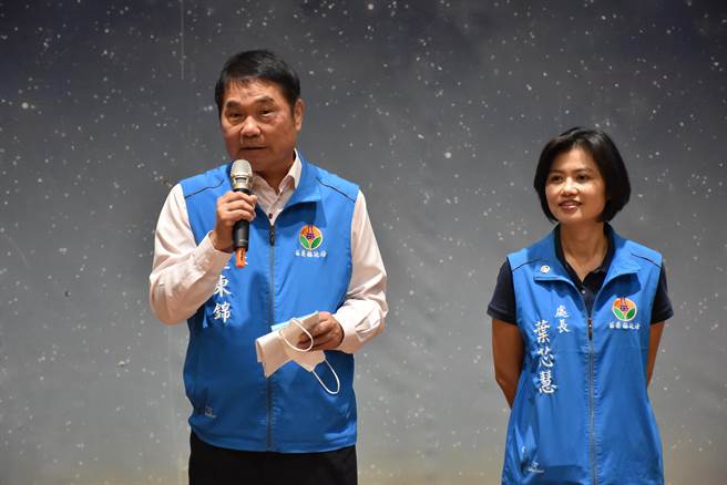 慈济苗栗联络处14日上午发放弱势学生新芽奖学金，苗栗县长锺东锦感谢慈济大爱。（谢明俊摄）