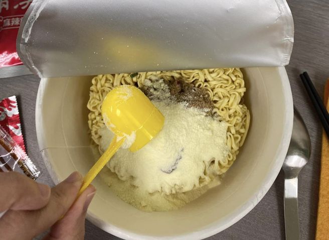 一名網友分享吃麻辣口味的泡麵加3匙奶粉，湯頭變得更濃郁。（網友授權提供）