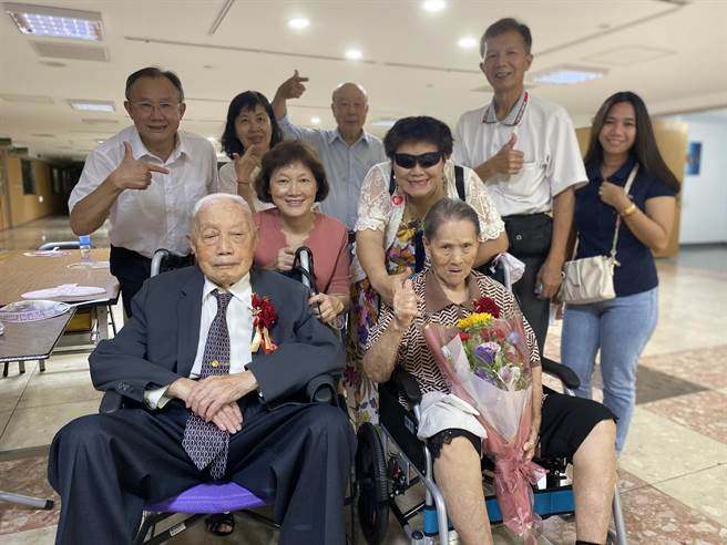101岁饶进德(前排左)与97岁妻子饶叶慧珍(前排右)，结缡76年，14日获台南市政府社会局表扬，儿女开心陪同双亲领奖。（曹婷婷摄）