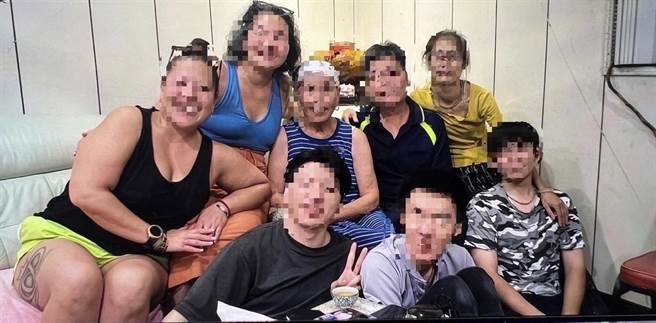 员警仅凭一张年幼时照片及模糊不清的资料，协助蔡妇与家人再次重逢。（翻摄照片／林郁平台北传真）