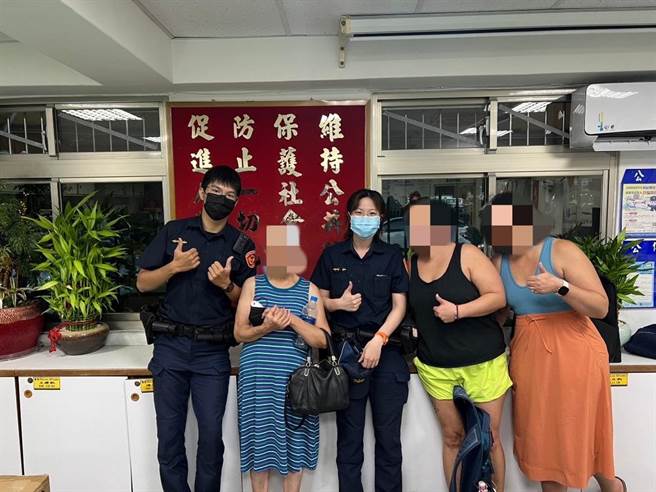 同德派出所警员林立钧（左1）、陈怡涓（左3）协助搭起重逢的桥梁。（翻摄照片／林郁平台北传真）