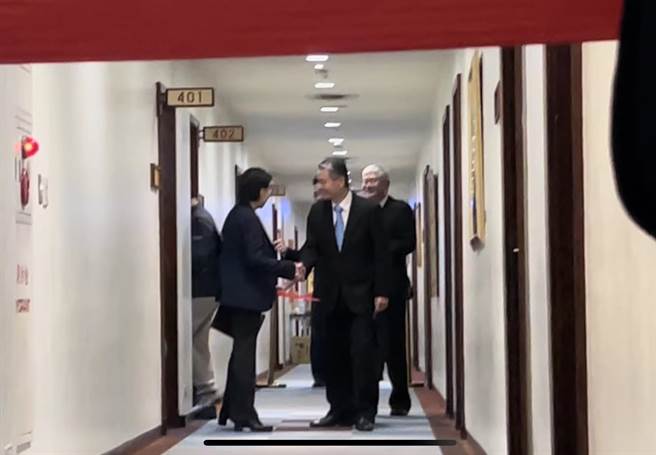 藍白雙方幕僚今日下午舉行會前會。侯競辦執行長金溥聰（右二）主動跟柯的競選總幹事黃珊珊（左一）握手。（陳薏云攝）