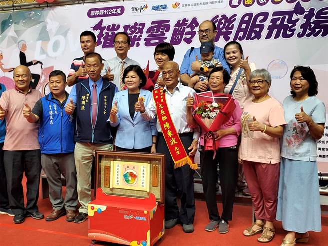 94岁陈东波（中）是今年云林县模范老人中最资深的长者，他从八二三炮战死里逃生，一辈子抱持吃亏一点没关系的精神，他的儿女都相当有成就。（周丽兰摄）