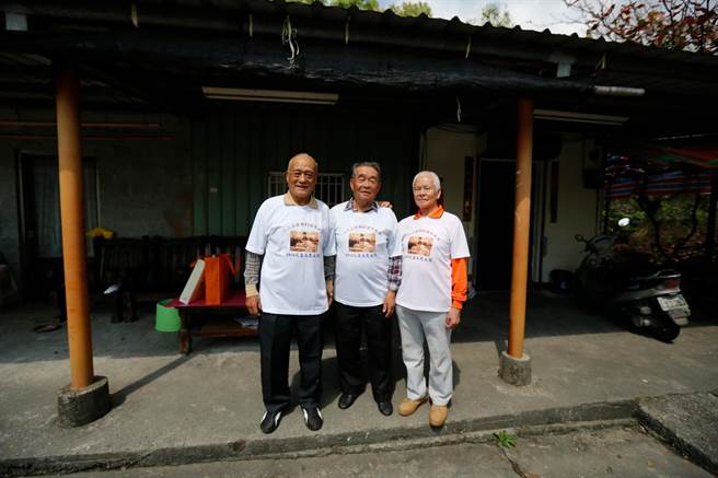 陈东波（左）感念八二三同袍的相助。 （陈东波家属提供）