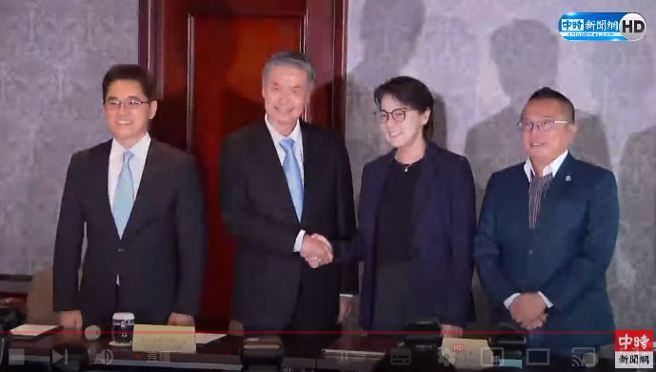 在野合會前會來了！ 黃金互釋善意連致詞都喊「Lady First」。（翻攝自直播）