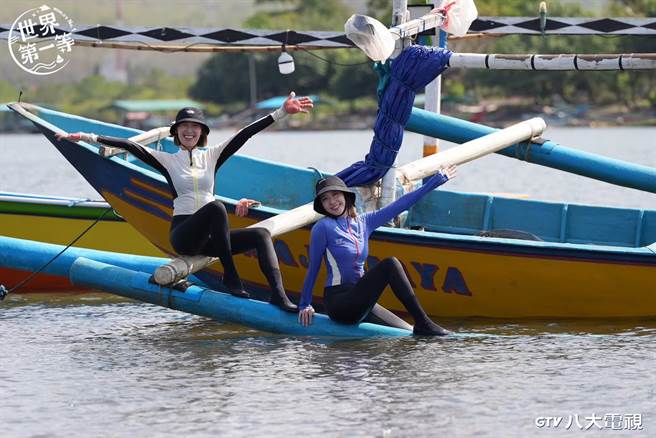 张景岚（右）、李懿前进印尼东爪哇岛。（八大提供）