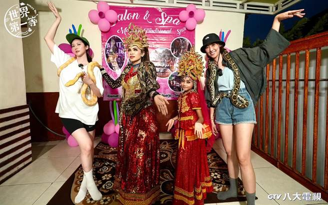 张景岚（左）、李懿在印尼与蛇共舞。（八大提供）