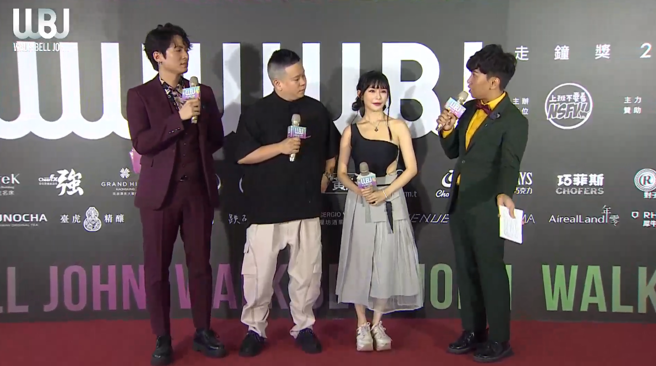 颁奖典礼主持人恩熙俊（左二）、阿乐（右二）走红毯。（图／YT@走钟奖颁奖典礼）