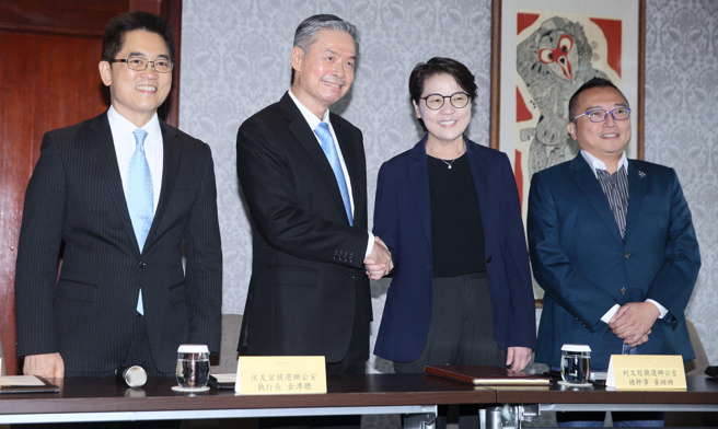 藍白合會前會14日在台北福華大飯店舉行，國民黨祕書長黃健庭（左起）、國民黨總統參選人侯友宜競辦執行長金溥聰、民眾黨總統參選人柯文哲競辦總幹事黃珊珊與主任周榆修出席，會前一起合影。（張鎧乙攝）