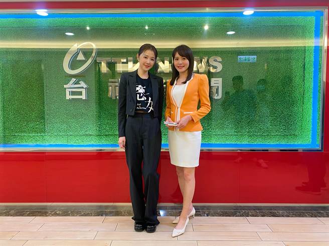 邵雨薇（左）被主播陳酈亭大讚：「雨薇臺風非常穩，她的肢體跟語調表達也都很生動！」。（CATCHPLAY提供）