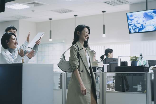 邵雨薇為首次登上主播台下足功夫 ，實際走訪新聞台實習。（CATCHPLAY提供）