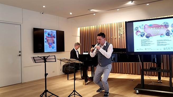 由旅瑞大提琴家简碧青与瑞士作曲家法比安．穆勒合创的「音乐瑞士之夜」，让台湾、瑞士的音乐家和观眾有更多交流机会，今年迈入第10年。图为瑞士木笛大师史蒂格与法比安合奏。（李欣恬摄）