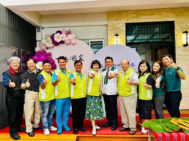 花莲县政府社会处长陈加富(左1)、花莲扶幼委员会主委胡毓恩等人祝贺温馨一刻。（家扶提供／王志伟花莲传真）