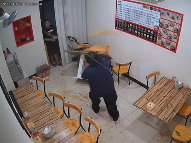 章姓男子13日晚间酒后到彰化县鹿港镇的麵店闹事，拿起椅子砸向麵店老板。（民眾提供／孙英哲彰化传真）
