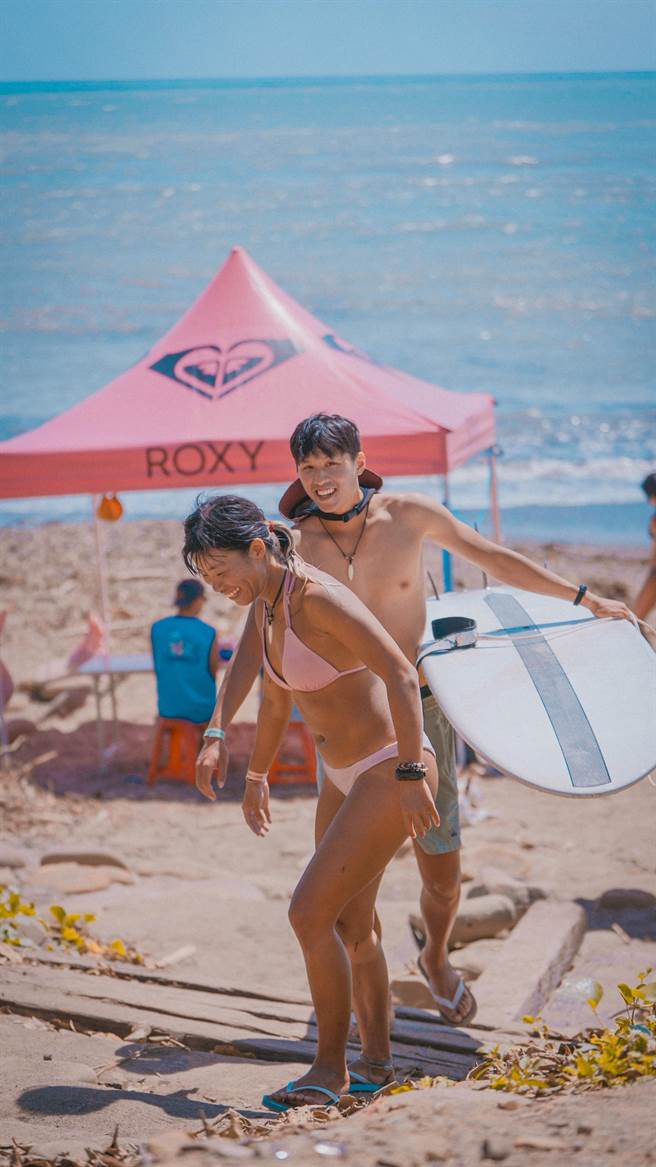 2023屏東縣滿州佳樂水國際衝浪嘉年華14日登場，賽事一連3天精彩連連，不僅參賽選手破往年紀錄多達近300人，女性參賽者也變多，因此今年賽事特別加開長板新人組。（屏縣府提供／謝佳潾屏東傳真）