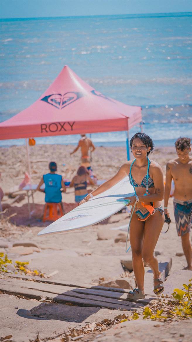 2023屏東縣滿州佳樂水國際衝浪嘉年華14日登場，賽事一連3天精彩連連，不僅參賽選手破往年紀錄多達近300人，女性參賽者也變多，因此今年賽事特別加開長板新人組。（屏縣府提供／謝佳潾屏東傳真）