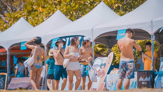 2023屏東縣滿州佳樂水國際衝浪嘉年華14日登場，賽事一連3天精彩連連，不僅參賽選手破往年紀錄多達近300人，女性參賽者也變多，因此今年賽事特別加開長板新人組。（屏縣府提供／謝佳潾屏東傳真）