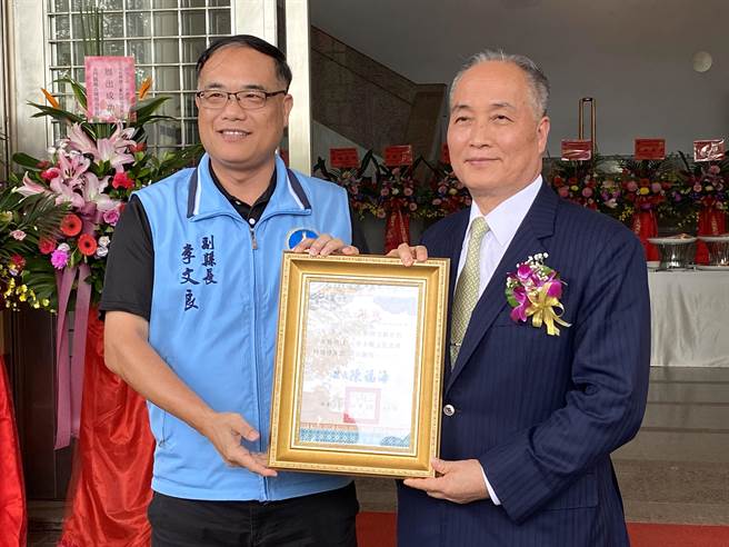 金门县副县长李文良(左)代表县长陈福海致赠感谢状给王水衷(右)，感谢他的无私奉献。(于家麒摄)