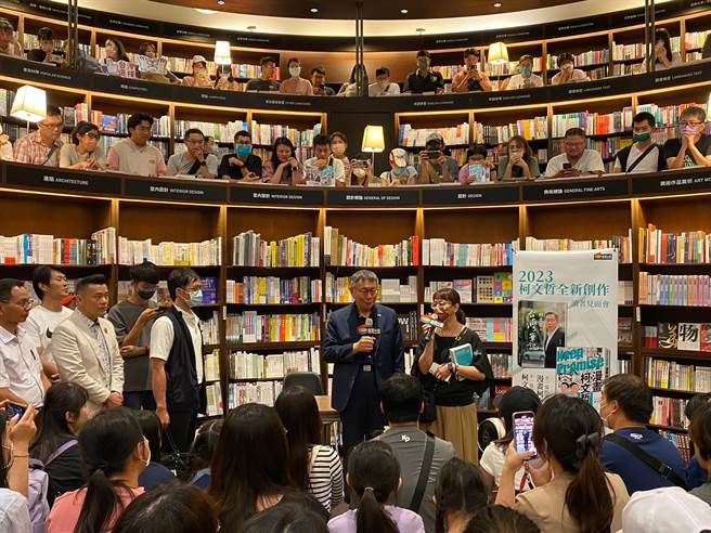 民眾党总统参选人柯文哲今天下午到台中举行签书会，现场挤满排队签书的民眾。（张亦惠摄）