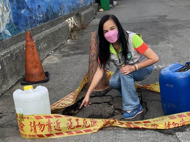 彰化縣議員賴清美14日獲報線西鄉塭仔港港區道路出現坑洞，她痛批該路3個月發生4起道路下陷事件，道路工程品質令人擔憂。（民眾提供／孫英哲彰化傳真）