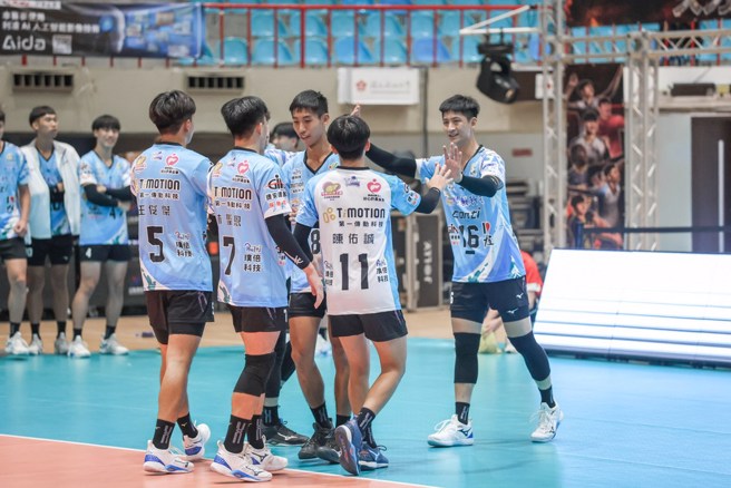 台北Conti球員在場上慶祝得分。(中華排協提供)