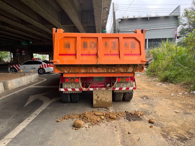 今（14）日下午13時許，國道1號北向67.5公里處發生砂土散落，現場3車道，國道警察迅速於平鎮賦梅路找到掉落砂土車輛營半聯結車。（圖／警方提供）
