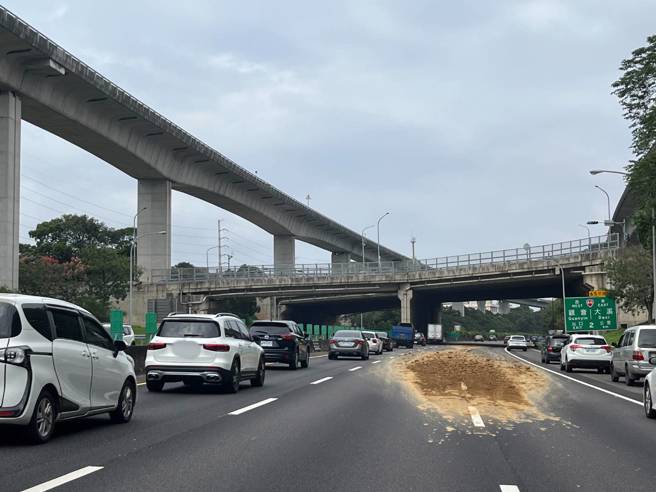 今（14）日下午13時許，國道1號北向67.5公里處發生砂土散落，現場3車道，占用中線及外側車道。（圖／警方提供）
