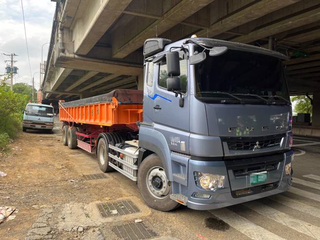 今（14）日下午13時許，國道1號北向67.5公里處發生砂土散落，現場3車道，國道警察迅速於平鎮賦梅路找到掉落砂土車輛營半聯結車。（圖／警方提供）