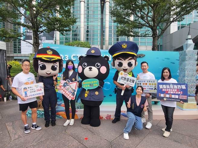 警察大頭寶寶穿梭在活動現場，向民眾宣導反詐騙。（翻攝照片／林郁平台北傳真）