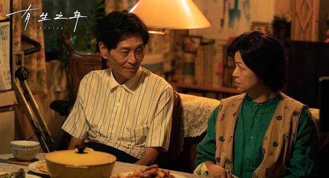 喜翔和杨贵媚间宛如夫妻的自然互动引发观眾共鸣。（TVBS提供）