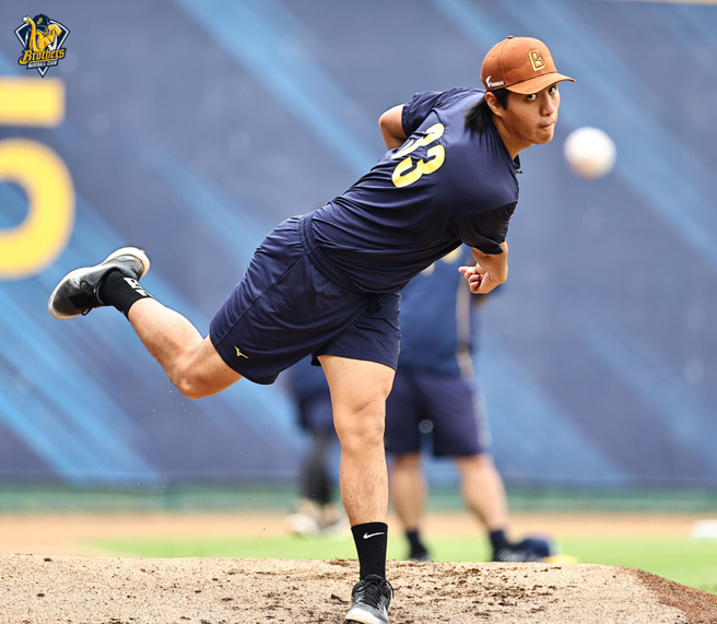 中信兄弟投手郑浩均结束杭州亚运中华队任务后，14日随一军练习。（中信兄弟提供）