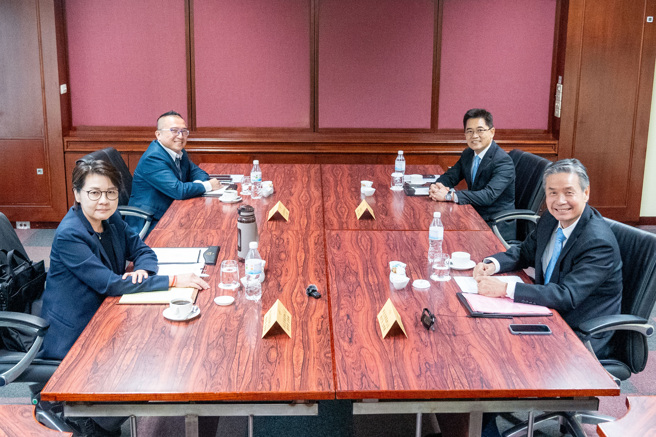 「蓝白合」14日在台北福华饭店举行整合会议，侯友宜竞选办公室执行长金溥聪(右)、国民党秘书长黄健庭(右二)、柯文哲竞选办公室总干事黄珊珊(左)及主任周榆修(左二)参与会谈。（侯友宜竞选办公室提供）