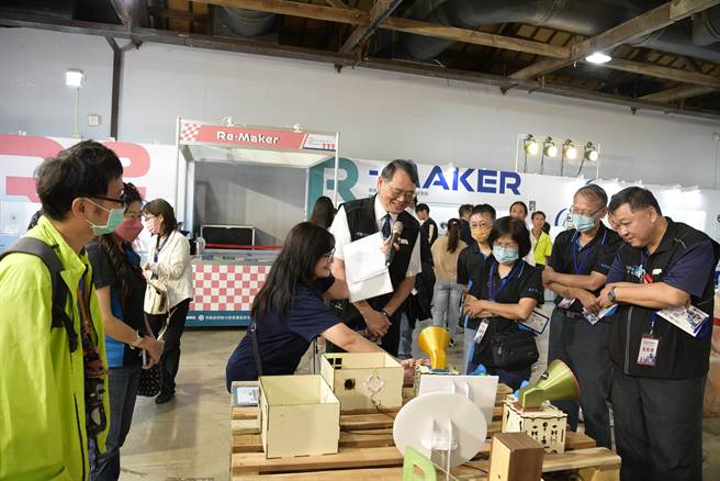 「再創無限 Re-MAKER」以廢CD及空罐結合環保水泥打造的托盤及花盆，以及加入蚵殼粉製作的茶具，展現對環境永續的關懷。（勞動部高屏澎東分署提供／袁庭堯高雄傳真）