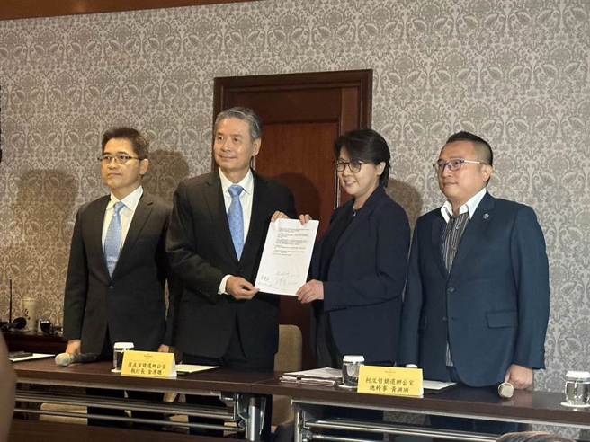 蓝白双方谈超过3小时后，特地将会议记录印出来，共同召开会后记者会。（杨亚璇摄）