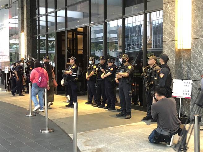 中山分局动员60名警力，到万豪酒店设置管制区进行盘查。（翻摄照片／林郁平台北传真）