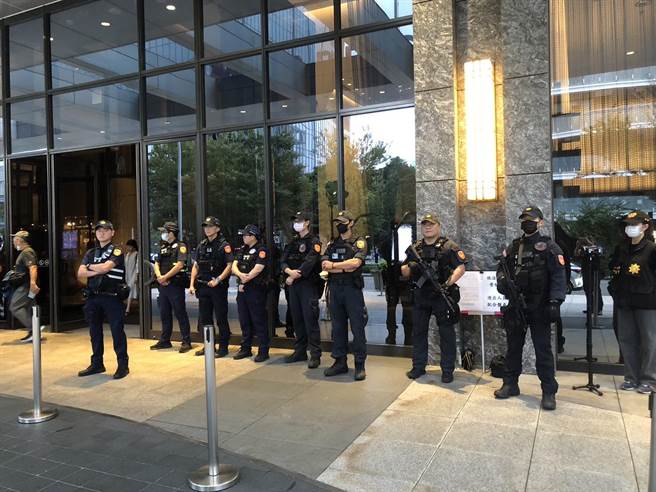 中山分局动员60名警力，到万豪酒店设置管制区进行盘查。（翻摄照片／林郁平台北传真）