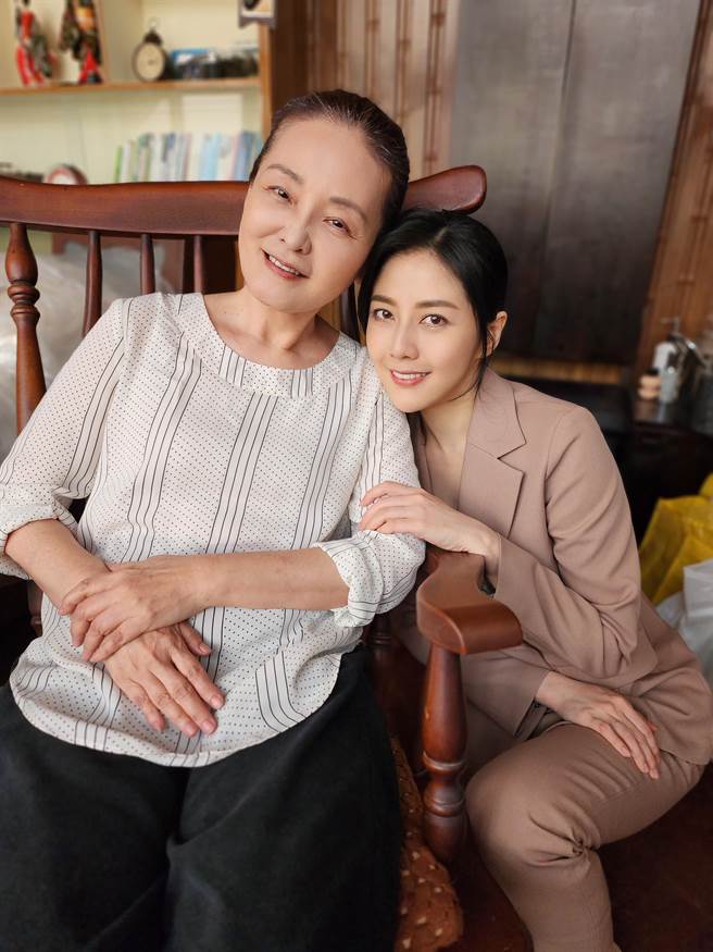 王淑娟（左）和韩瑜首次合作，在剧中演母女。（亚乐传播提供）