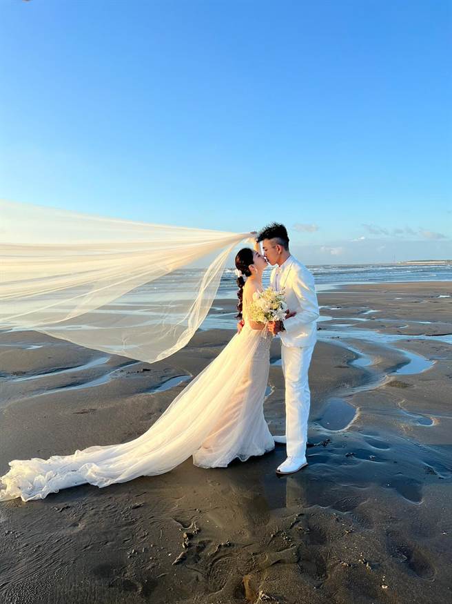 员警李妍瑾与廖建森去年互订终身，2人近期决定回到最初双方认识的八德区定居，并回到桃园市警察局服务。（八德警分局提供／陈梦茹桃园传真）